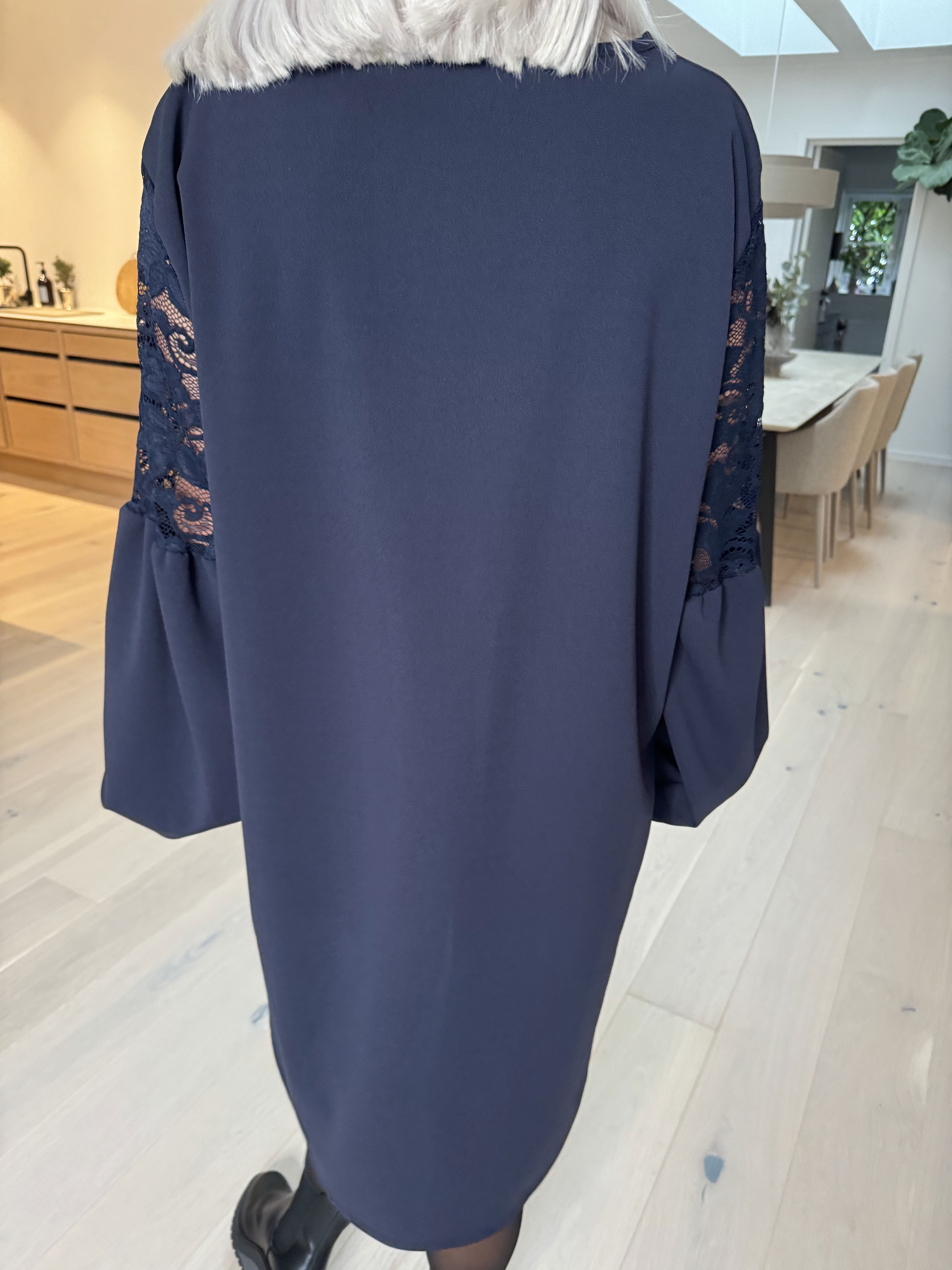 Romance - Fin kjole med blondeærmer